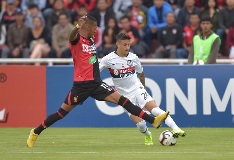 Jhonny Vidales (i) de Melgar disputa el balón con Héctor Fértoli (d) de San Lorenzo, en Arequipa (Perú). 