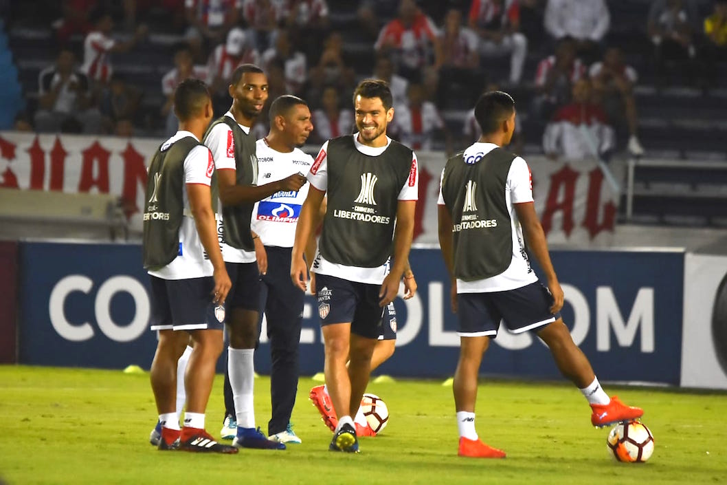 Jugadores del Junior en el calentamiento previo al partido.