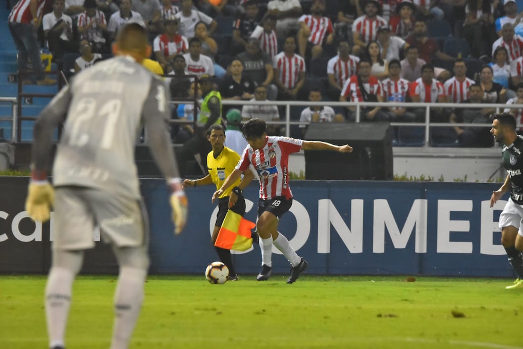 Matías Fernández se dispone a rematar al arco de Weverton Pereira Da Silva.