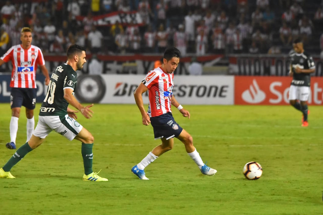 Fabián Sambueza domina el balón ante la marca de Bruno Henrique.