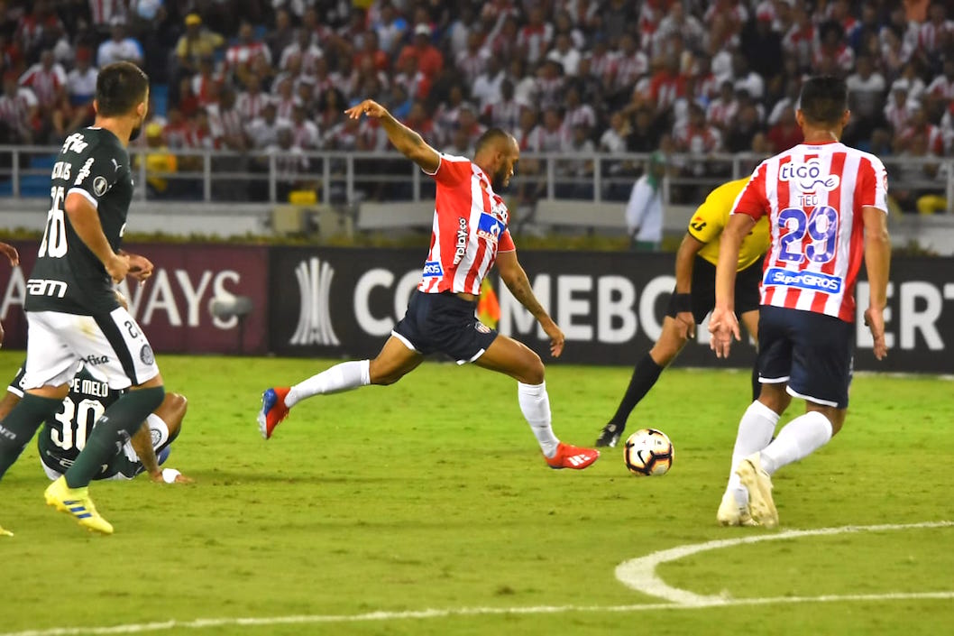 Freddy Hinestroza  rematando al arco de Wéverton.