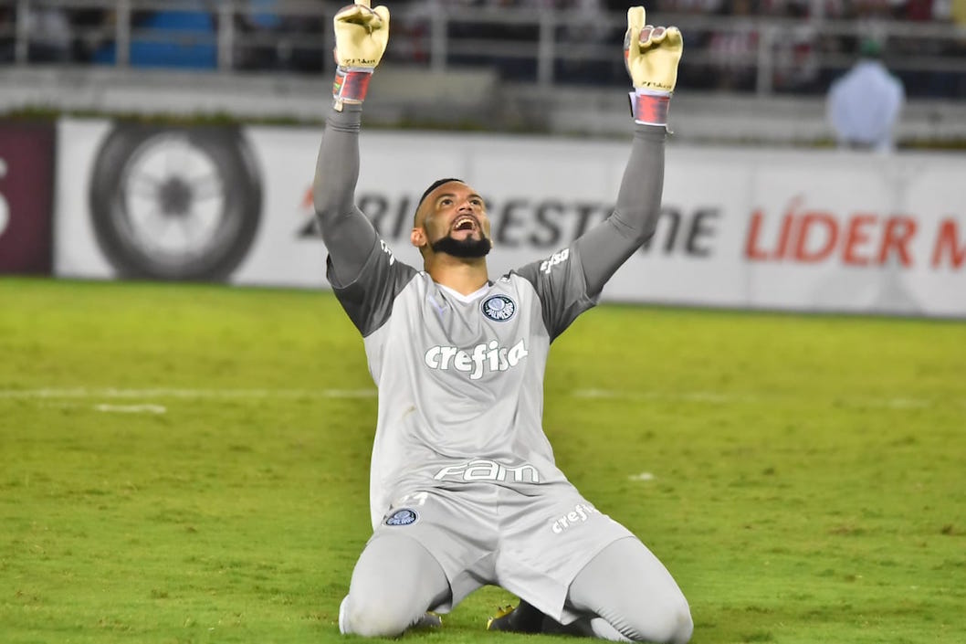 El arquero Wéverton celebrando el triunfo.