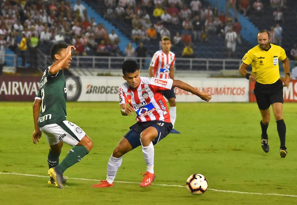 Luis Díaz en lo suyo con jugada ofebnsiva.