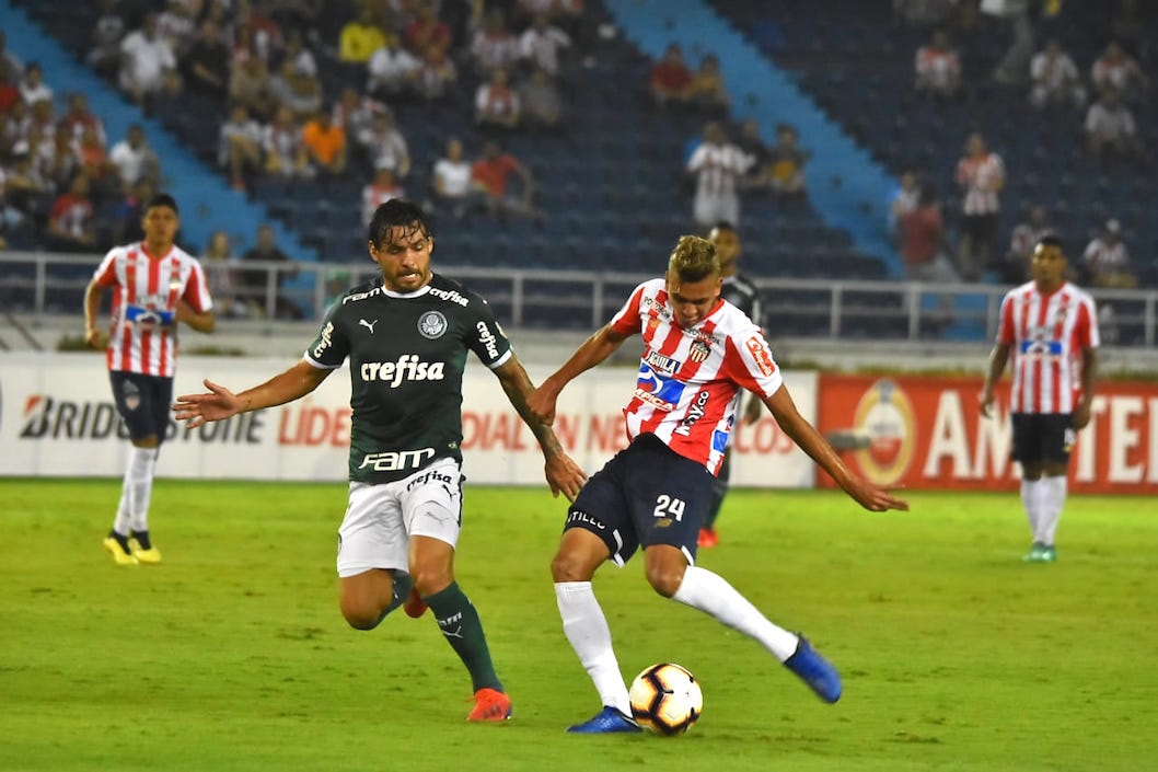 Víctor Cantillo ensayando un remate.