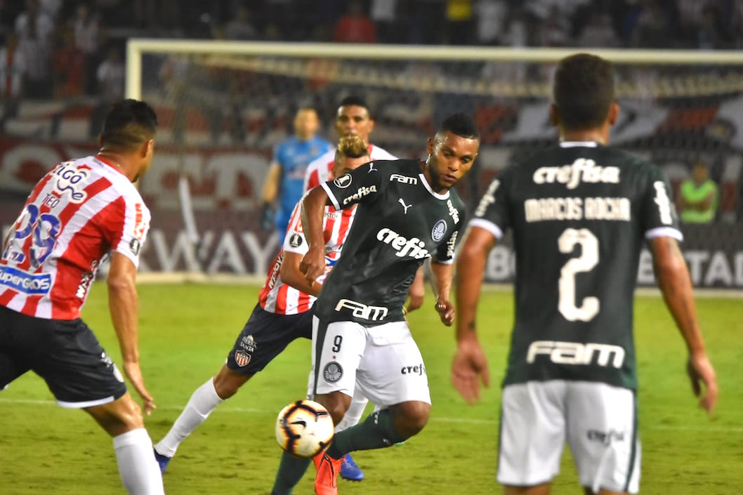 Teófilo Gutiérrez neutralizando un ataque de Miguel Ángel Borja.