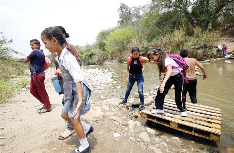 Las autoridades no dejan salir a los estudiantes venezolanos que reciben clases en colegios de Colombia.