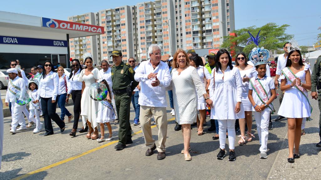 Funcionarios de la Alcaldía en el recorrido.