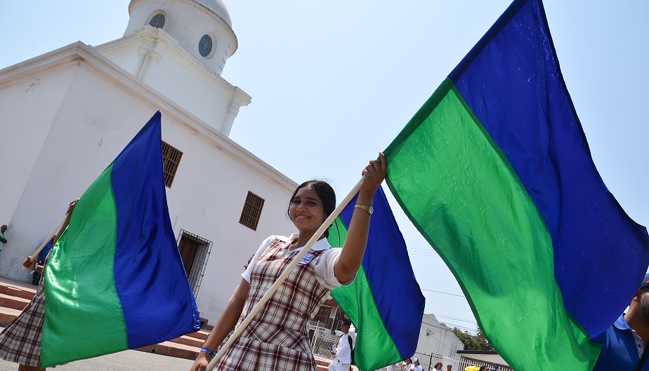 Desfile estudiantil para conmemorar el aniversario de Soledad.