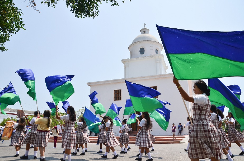 Estudiantes desfilaron con banderas.