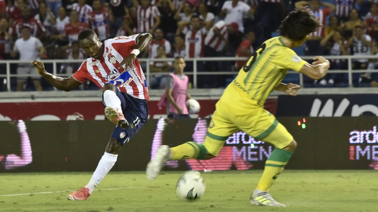 El atacante Daniel Moreno rematando frente a la marca de Rafael Robayo.