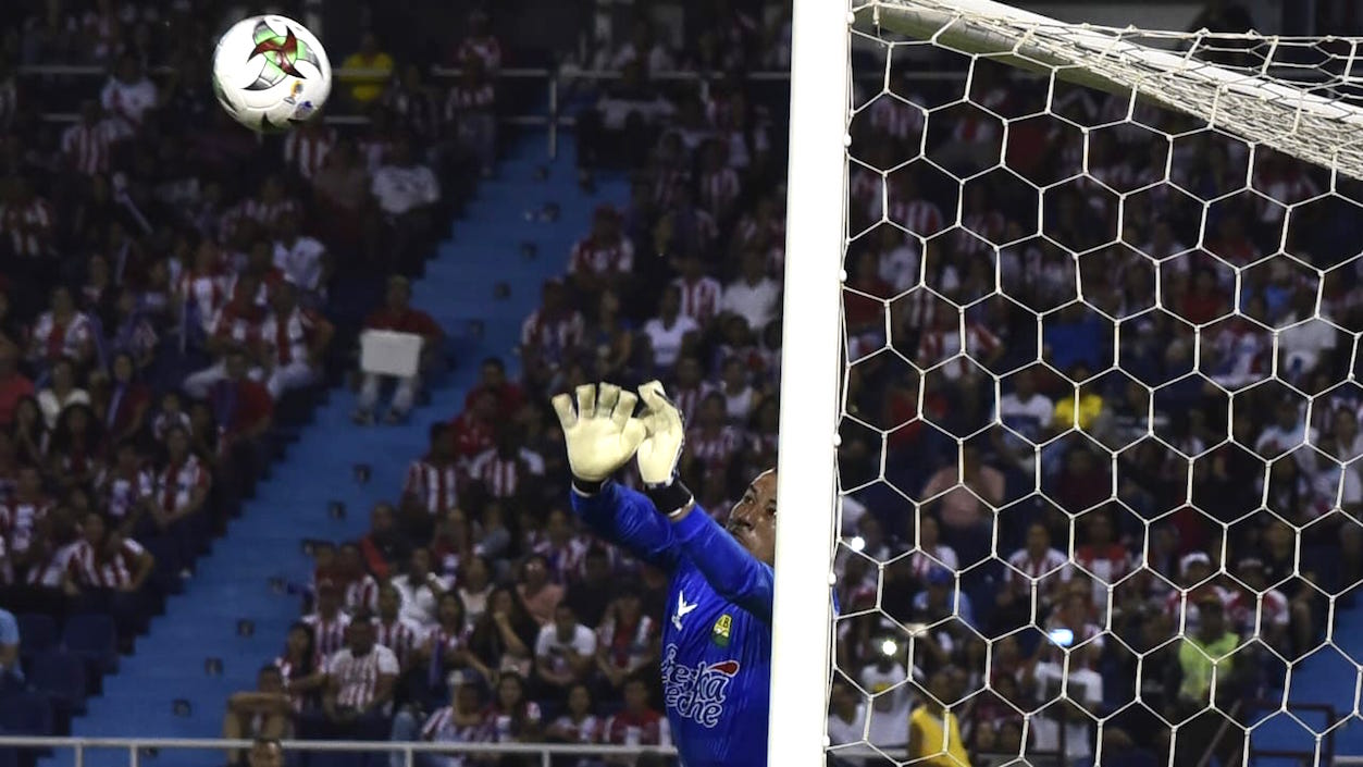 El arquero Nelson Ramos salvando una jugada de gol local.