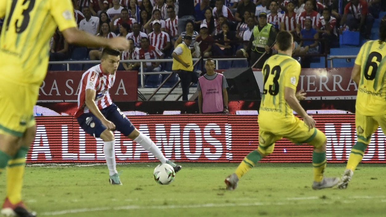 El debutante Camilo Díaz ante la marca de Johan Caballero y Rafael Robayo.