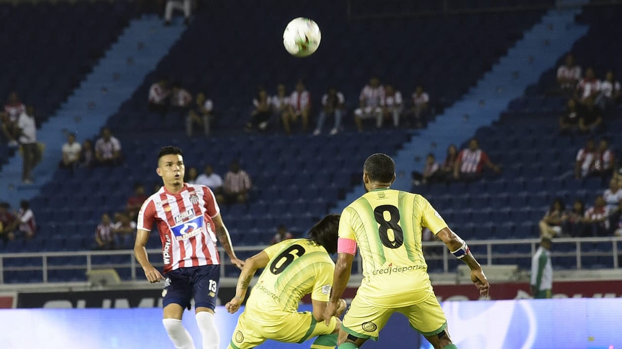 El debutante Camilo Díaz frente a Rafael Robayo y el panameño Gabriel Gómez.
