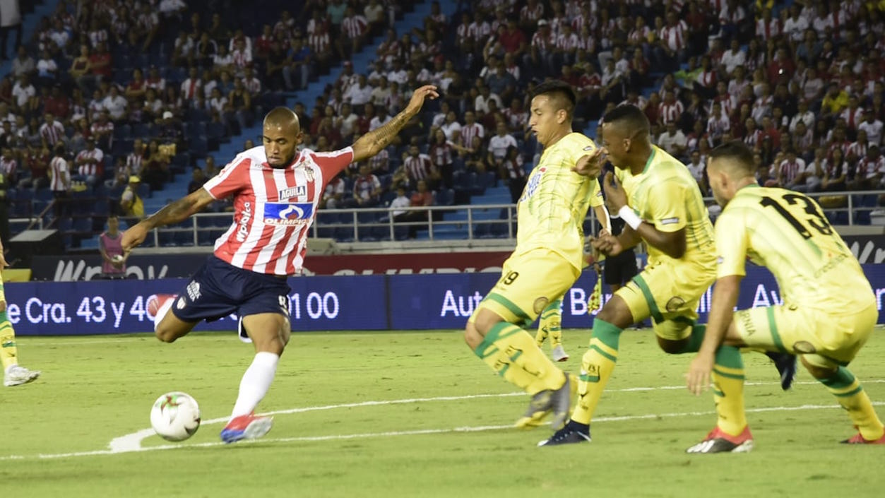 Freddy Hinestroza rematando al arco 'bucaro'.