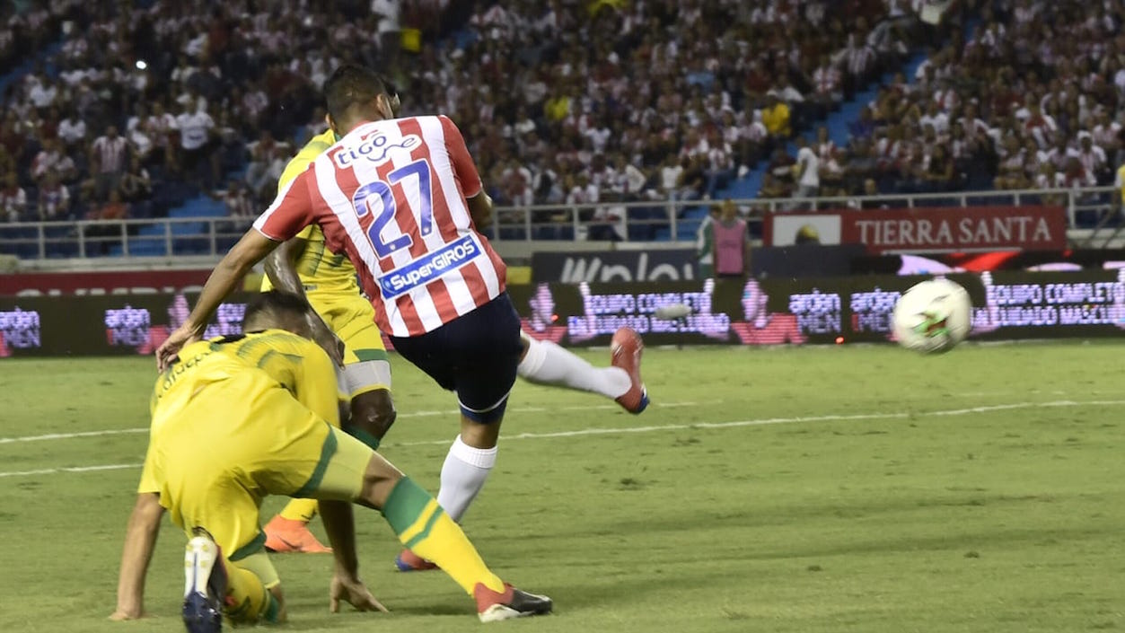 Luis Carlos Ruiz rematando en jugada ofensiva.