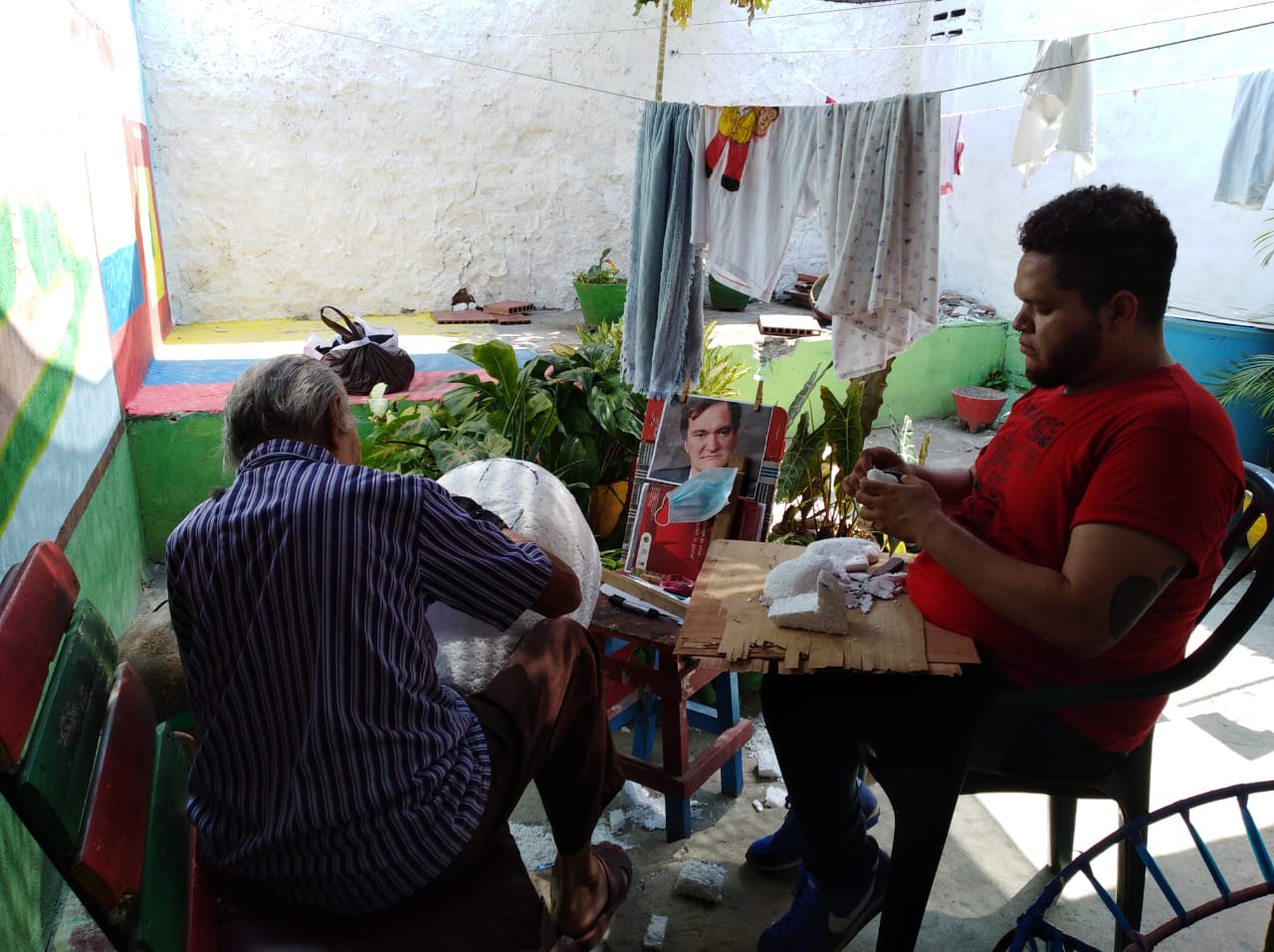 Cortesía. Ismael Escorcia en su taller preparando la cabeza de Tarantino.