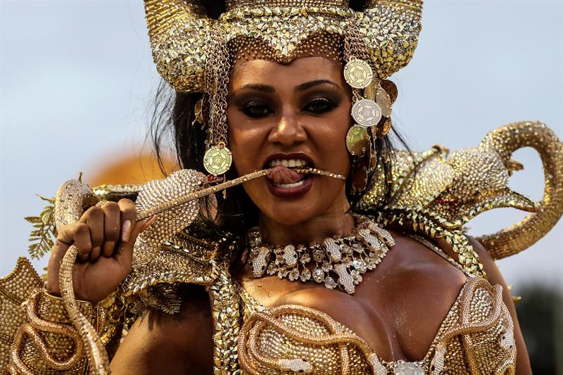  Integrantes de la escuela de samba del Grupo Especial Mocidade Independente de Padre Miguel.