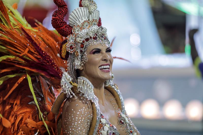  Integrantes de la escuela de samba del Grupo Especial Paraíso do Tuiúti.