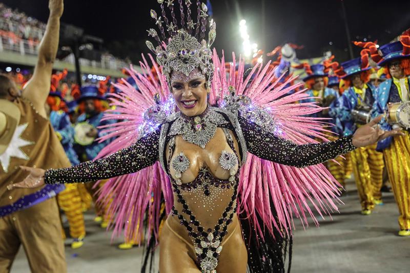 Integrantes de la escuela de samba del Grupo Especial Paraíso do Tuiúti.