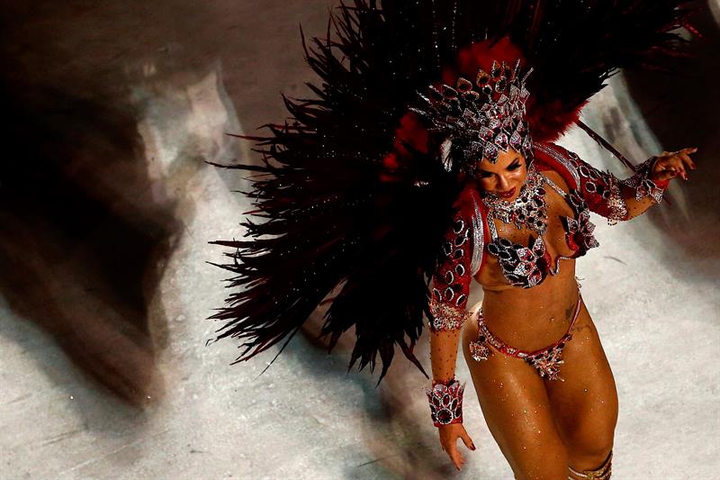 Integrantes de la escuela de samba del Grupo Especial União da Ilha.