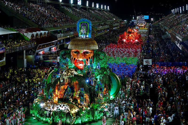 Integrantes de la escuela de samba del Grupo Especial Unidos de Vila Isabel.