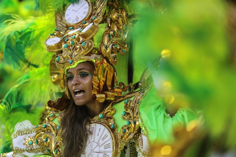 Integrantes de la escuela de samba del Grupo Especial Mocidade Independente de Padre Miguel.