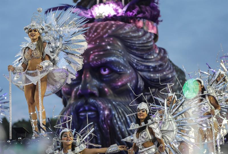 Integrantes de la escuela de samba del Grupo Especial Mocidade Independente de Padre Miguel.