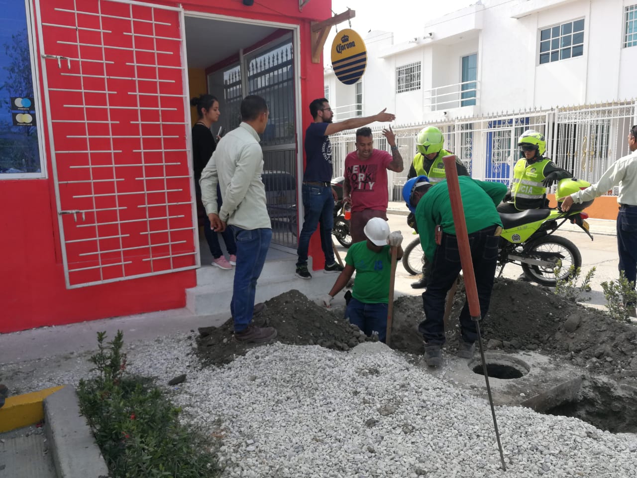 Momento en que operarios de Gases del Caribe trataban de ubicar la fuga que habría provocado el accidente.