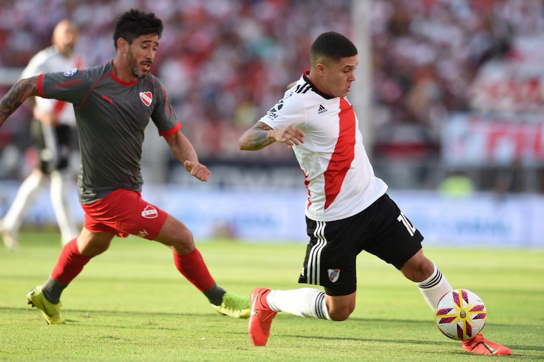 Juan Fernando Quintero en una acción del partido de hoy ante Independiente.