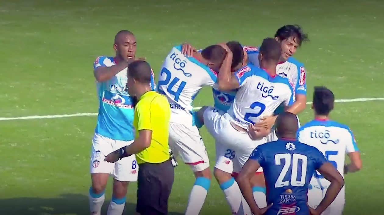 Jugadores del Junior festejando el gol de Germán Gutiérrez.