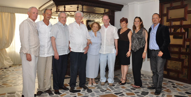 Don Chelo De Castro, en compañía de su esposa Judith y sus hijos José María, Iván José, Aníbal José, Darío, Silvia, Bellita y José Víctor, conocido como Chelito.