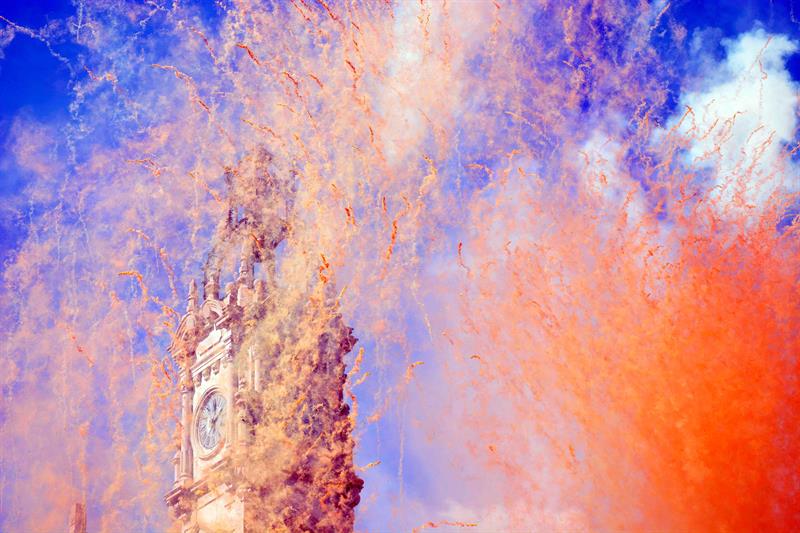 Un instante del disparo de la mascletá de hoy en las fallas de Valencia en la que ha predominado el color naranja en homenaje al centenario del Valencia.