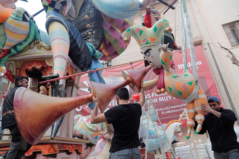 Operarios de una de las fallas de la sección especial durante su montaje.