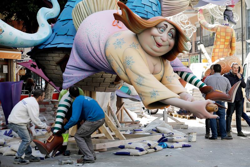 Operarios falleros trabajan para ensamblar las piezas mas grandes de las distintas fallas en los barrios de valencia.
