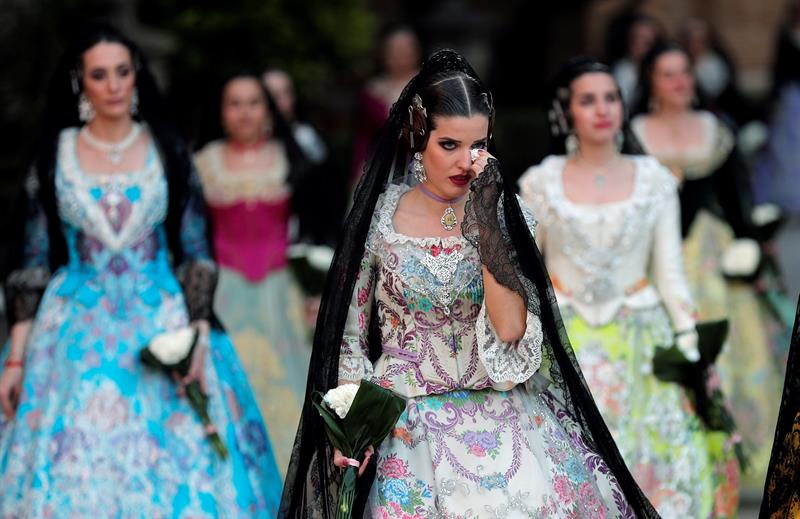 Una fallera se emociona al llegar a la plaza de la virgen durante el primero de los dos días de la Ofrenda de las Fallas,