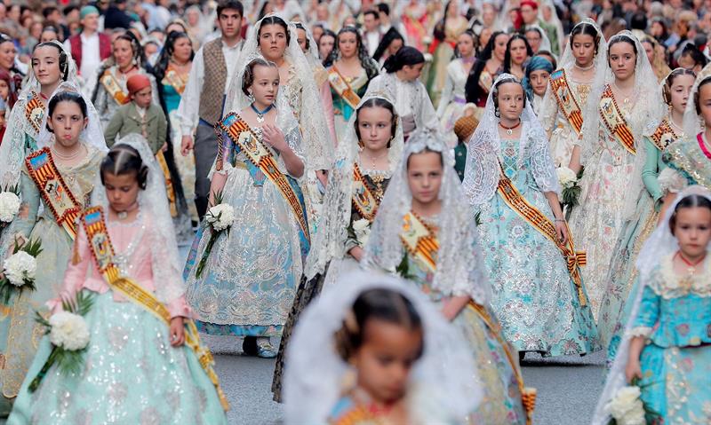 Chicas vestidas con el tradicional atuendo de las Fallas en España-