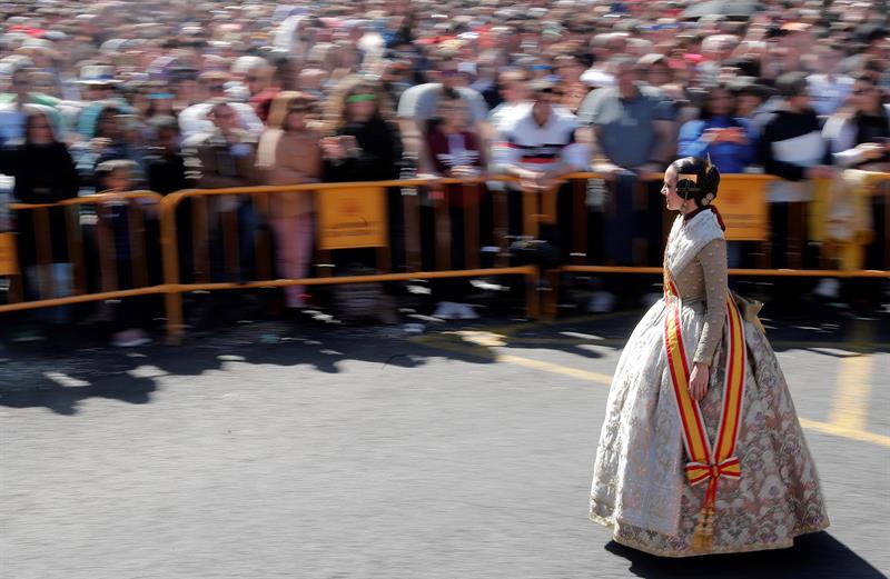 Fallera desfila para entregar ofrenda la Virgen.