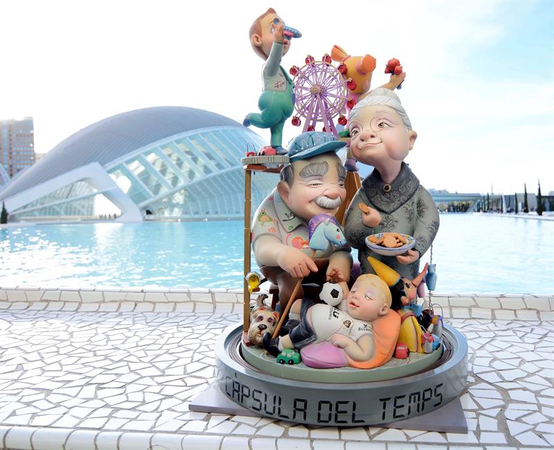 El grupo titulado "La càpsula del temps", realizado por el artista Bernardo Estela para la comisión de Císcar-Burriana.