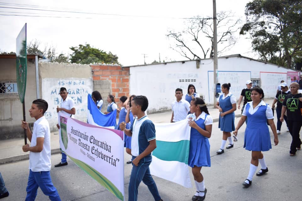 Diferentes instituciones educativas participaron en el desfile.