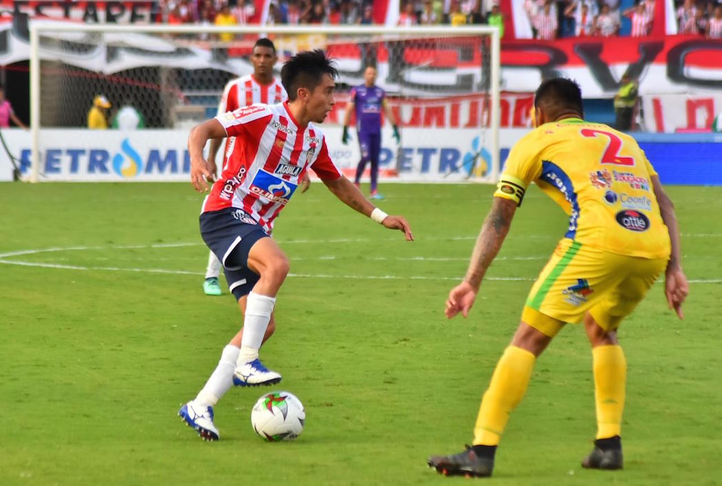Fabián Sambueza enfrentando la marca de Felipe Cardoza.
