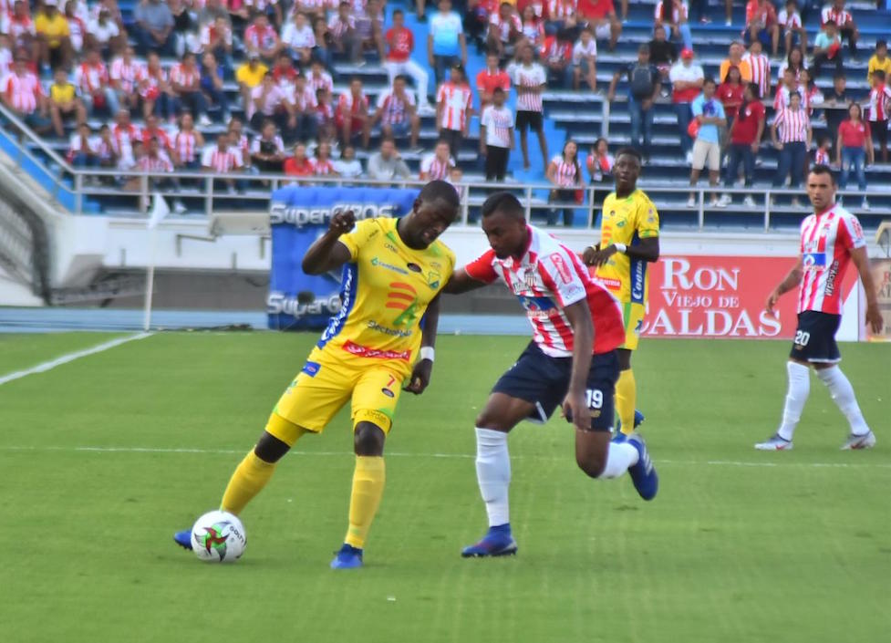 Willer Ditta disputando el balón con Jordan Gil.