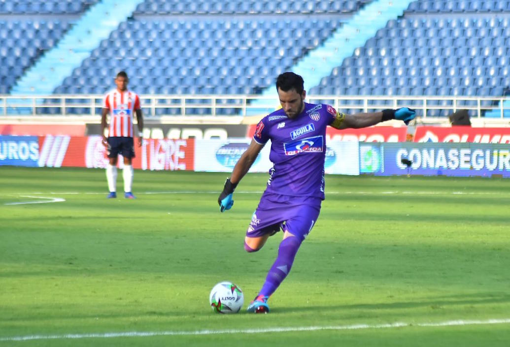 Sebastián Viera intentando mediante cobro de tiro libre.