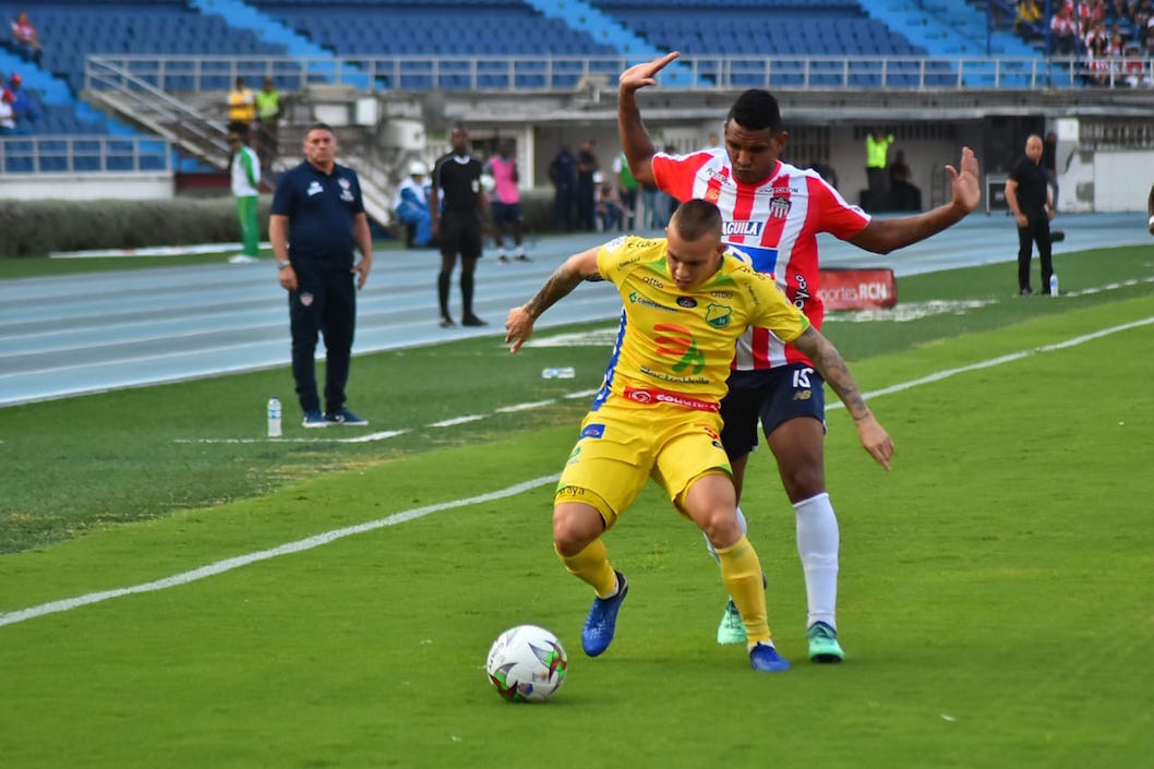Luis Narváez neutralizando la llegada de Tomás Maya.