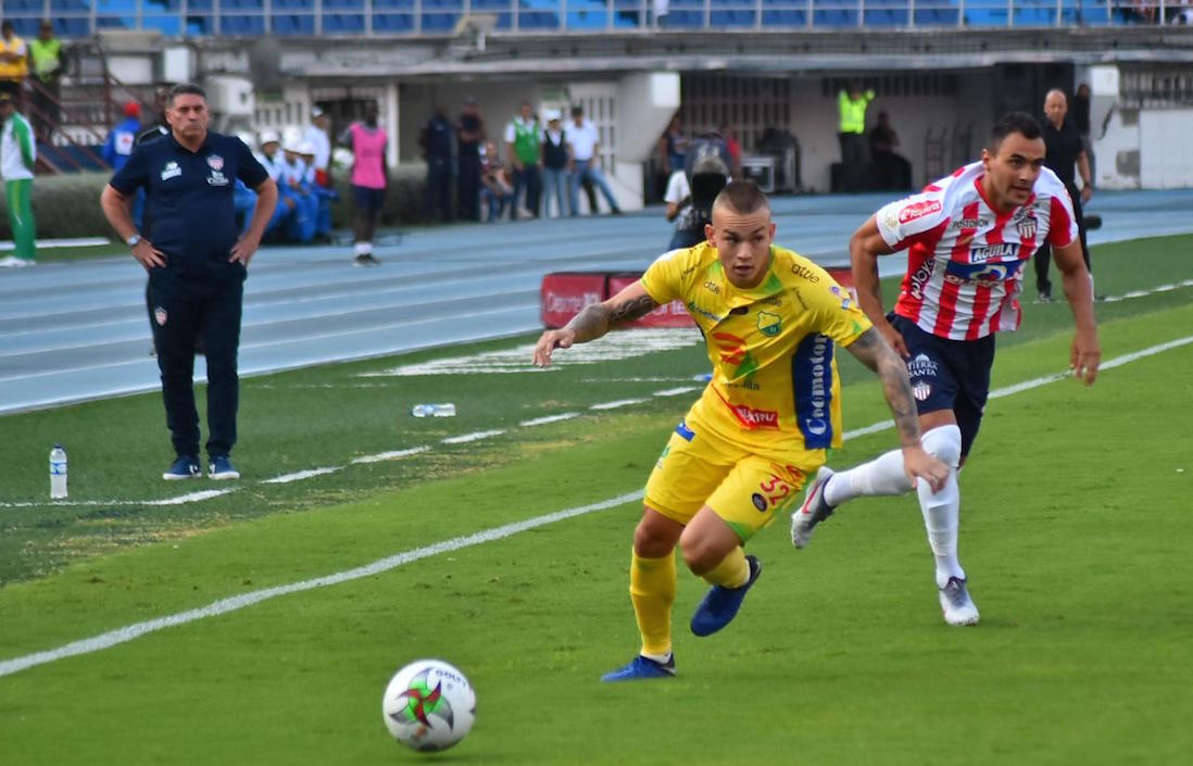 Tomás Maya eludiendo la marca de Marlon Piedrahita.