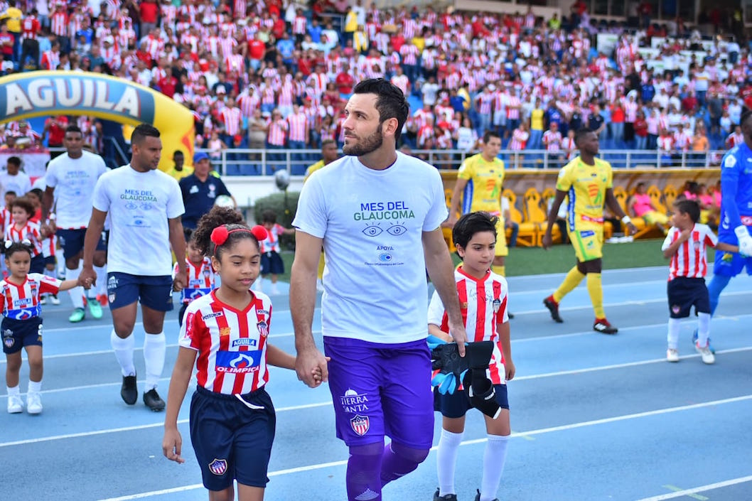 Jugadores del Junior saltaron a la cancha con camisetas en homenaje al Mes del Glaucoma.