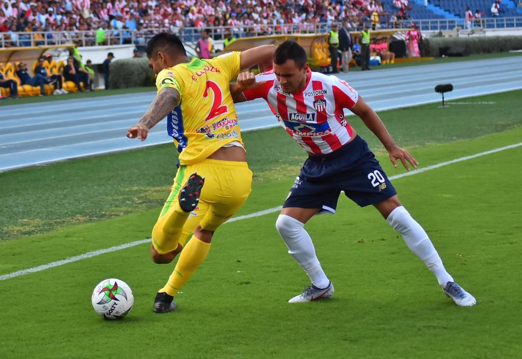 Marlon Pedrahita disputando el balón con Felipe Cardoza.