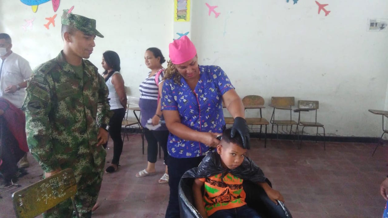 Servicio de peluquería para los niños.