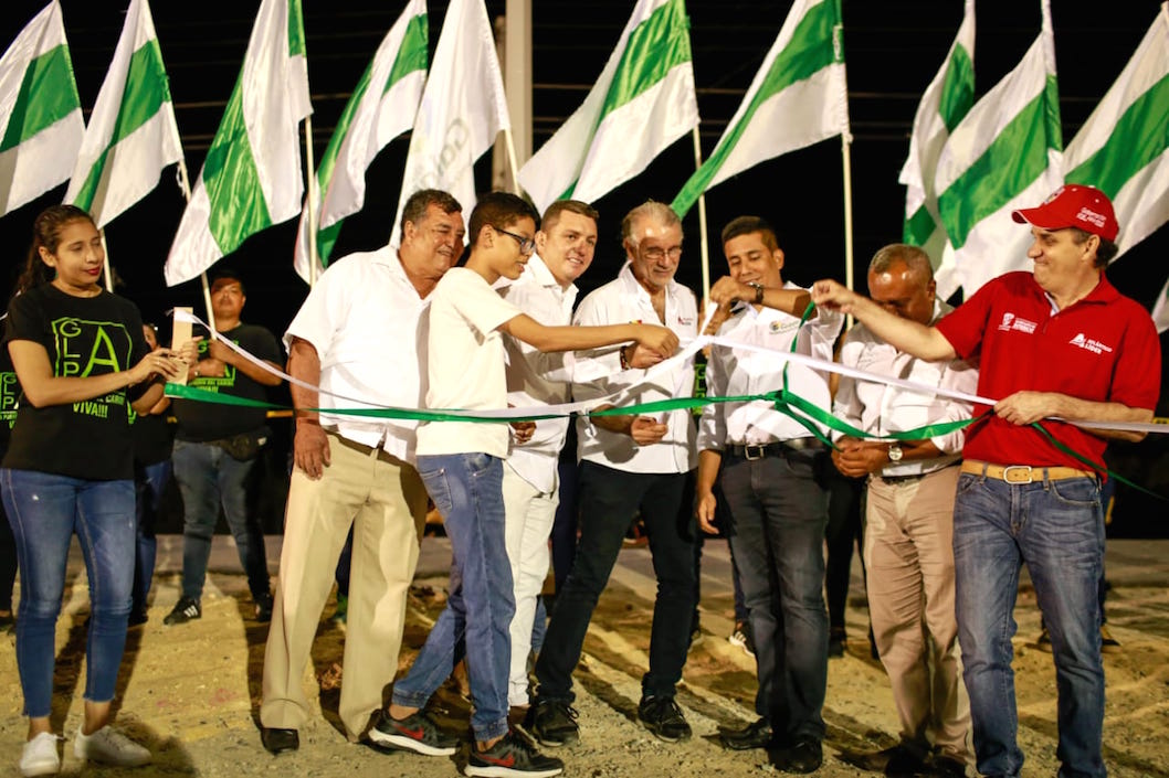 El Gobernador Eduardo Verano, el Secretario del Interior Guillermo Polo y el Alcalde Carlos Silvera, presidiendo la inauguracion.