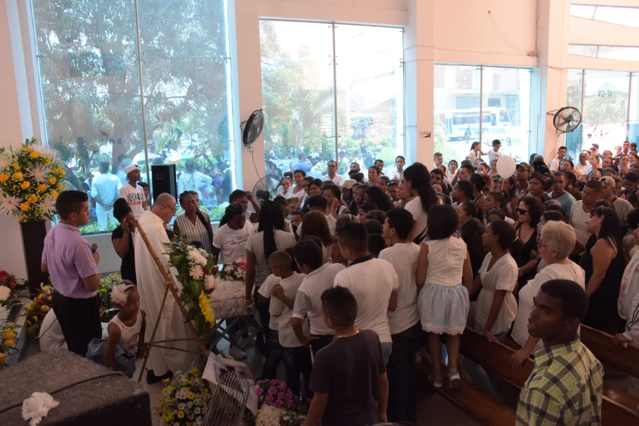 En la capilla del Cementerio Universal se ofició una misa en memoria a Salomé.