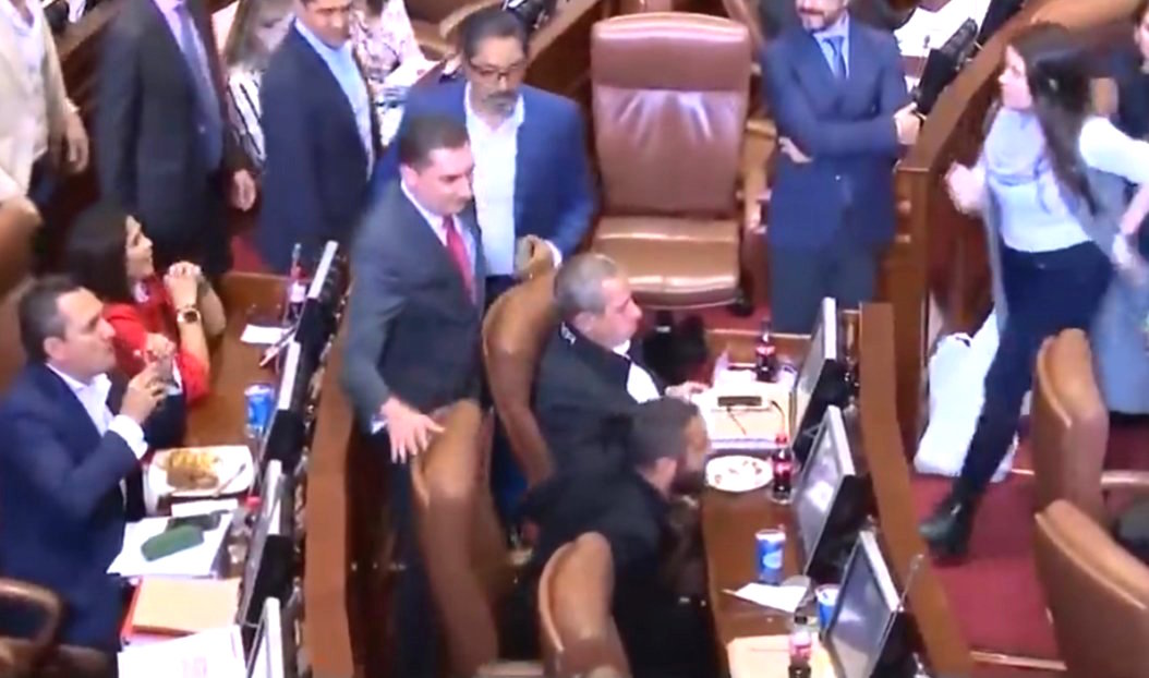 El Senador Luis Eduardo Díaz Granados ingresando al recinto para votar el PND.